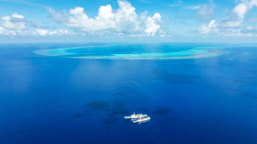 7月8日,海警海陵舰(上)与大吉舰在南海黄岩岛海域进行人员物资过驳作业(无人机照片)。新华社记者王鹏摄